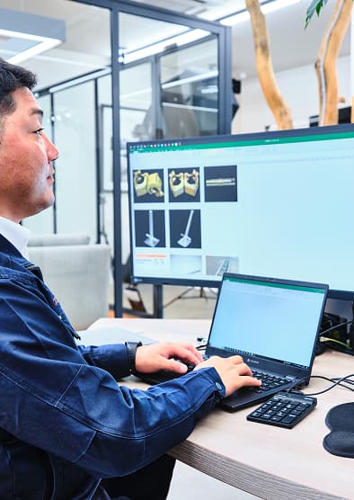 従業員が仕事をしている写真